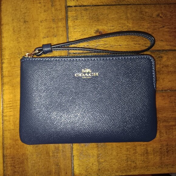 *Price Drop* New Coach Pebbled Leather Corner Zip Wristlet - Picture 1 of 2